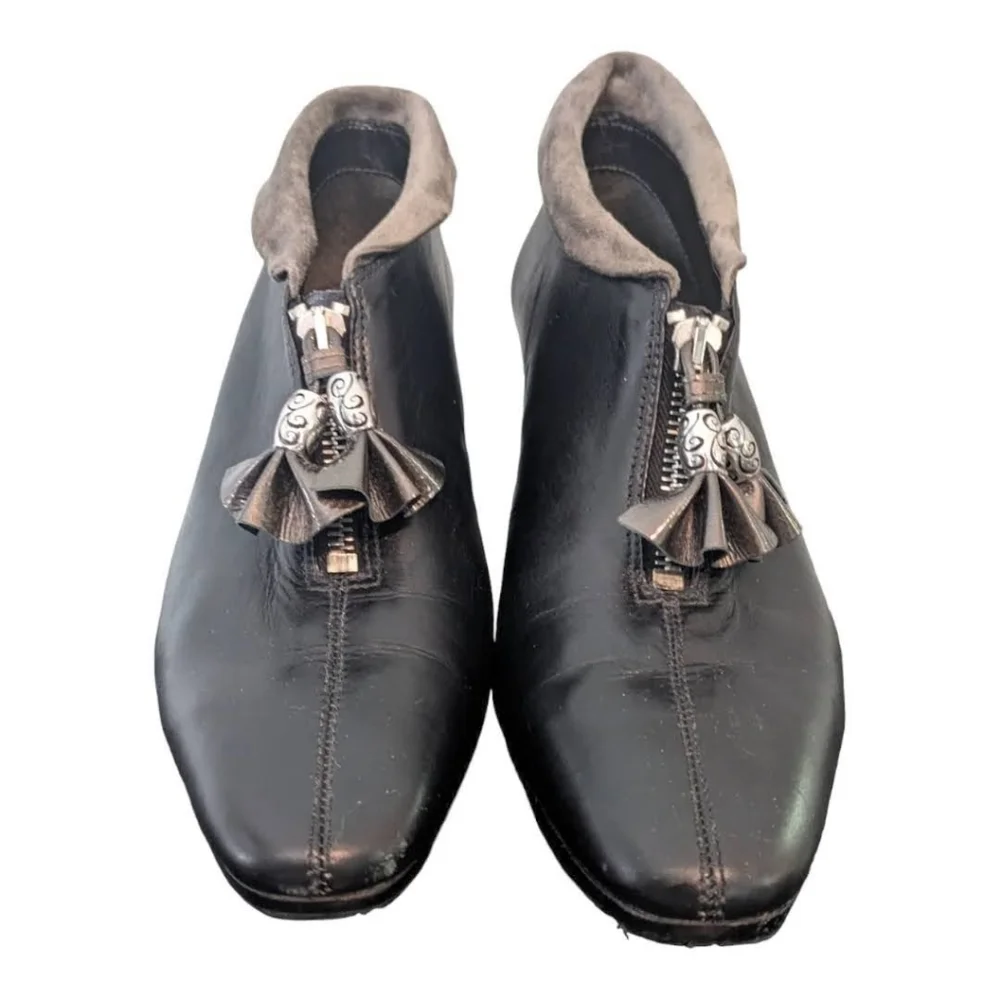 Brighton Black Leather Front Zipper Heeled Bootie 8.5